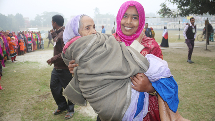 ছেলের বৌয়ের কোলে চড়ে ভোট দিলেন বৃদ্ধা ছকিনা