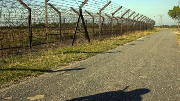 সীমান্তে বিজিবির হাতে ১৩ বাংলাদেশি আটক