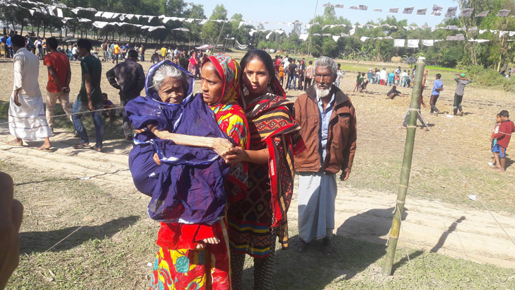 কেন্দ্রে গিয়ে ছেলের জন্য ভোট চাইলেন ১২০ বছরের বৃদ্ধা!