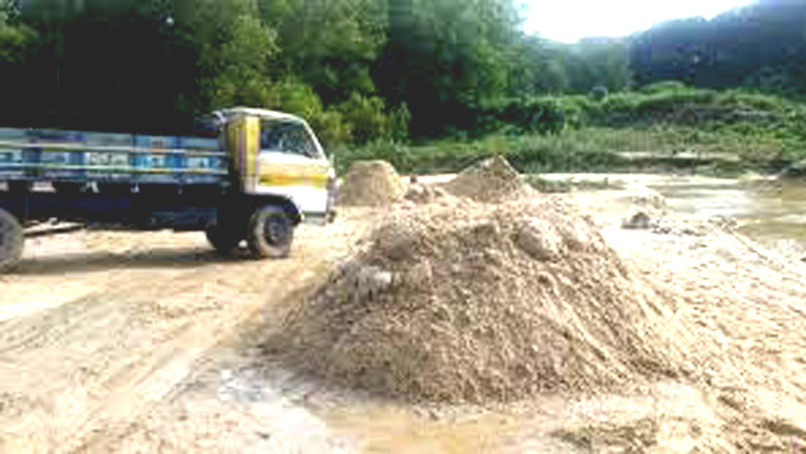 চুনারুঘাটে নদী থেকে অবৈধভাবে বালু উত্তোলন