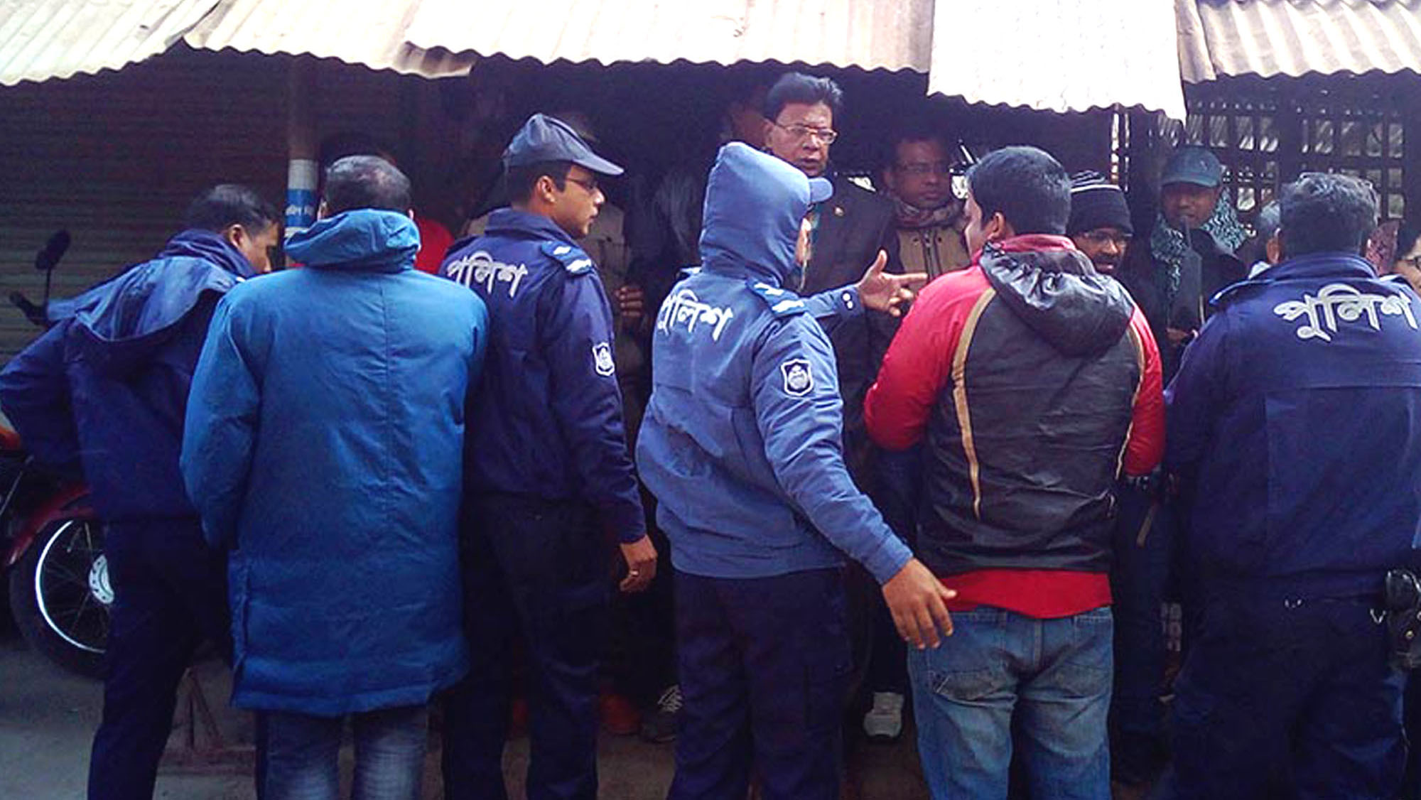 বিরলে বিএনপির কালো পতাকা মিছিলে পুলিশের বাধা