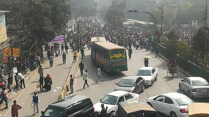 নীলক্ষেতে ব্যবসায়ীদের সড়ক অবরোধ প্রত্যাহার