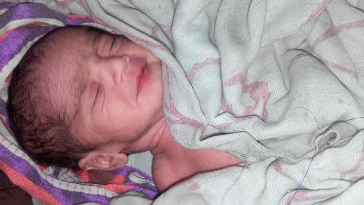 শপিং ব্যাগে নবজাতক শিশু