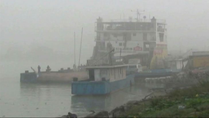 ঘন কুয়াশা, মাঝ পদ্মায় ৬ ফেরি আটকা