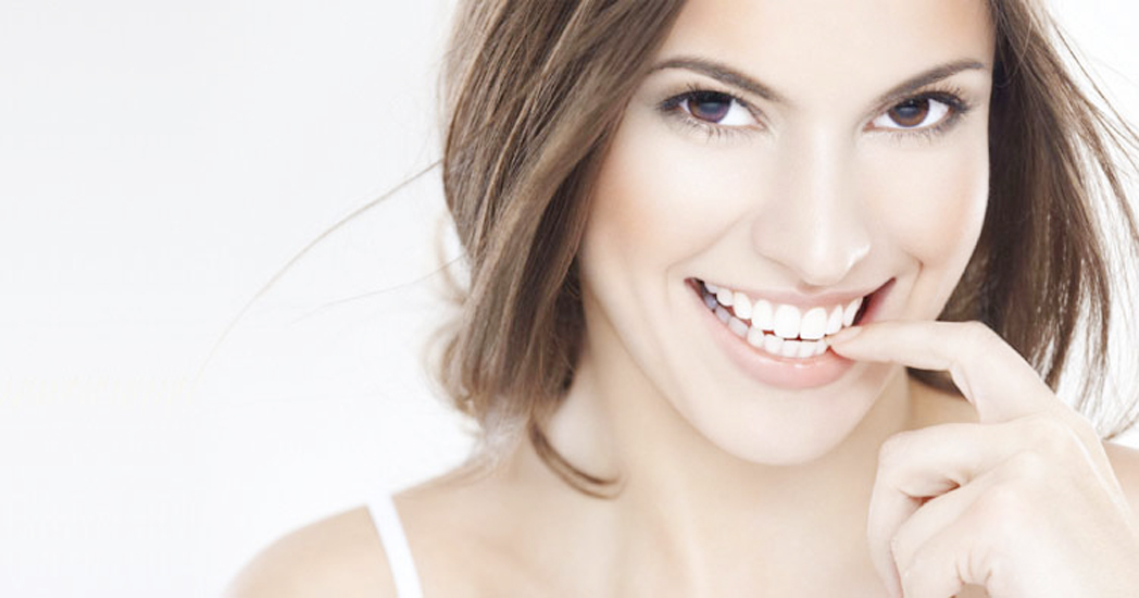 দাঁত ঝকঝকে সাদা করার ঘরোয়া উপায়