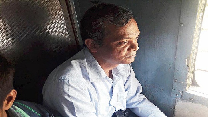 ‘হাতে মদের বোতল ধরিয়ে মামলায় ফাঁসিয়ে দেব’