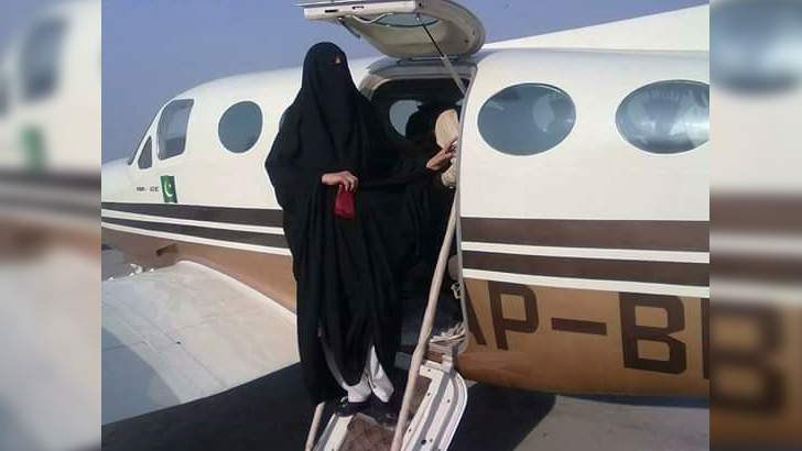 বিশ্বের প্রথম হিজাবি পাইলট ছবিতে দেখুন