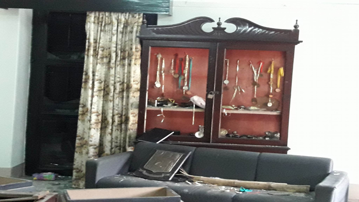 ‘জয় বাংলা’ স্লোগান দিয়ে উপাচার্যের বাসভবনে হামলা