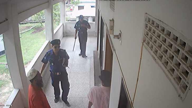 শিল্পমন্ত্রীর নামে চাঁদাবাজি, এসআইকে অব্যাহতি