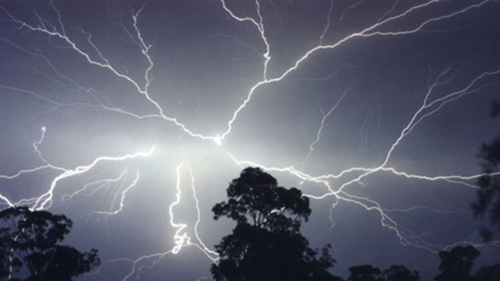 বজ্রপাত বন্ধের উপায় নেই, প্রাণহানি এড়ানোর সুযোগ আছে