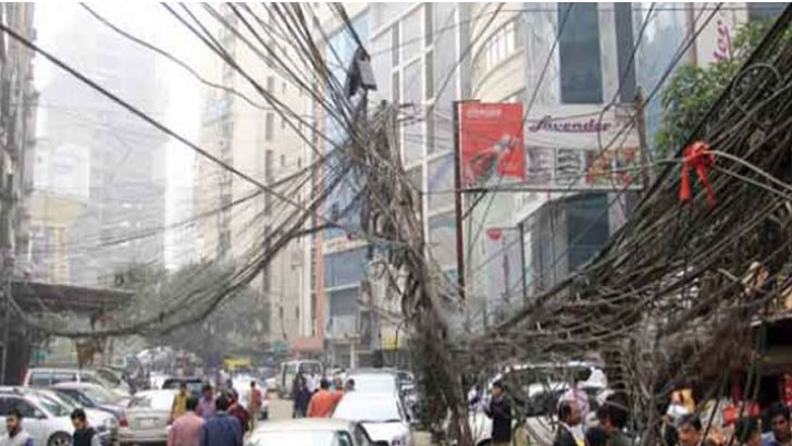 রাস্তাজুড়ে ঝুলন্ত মৃত্যুদূত