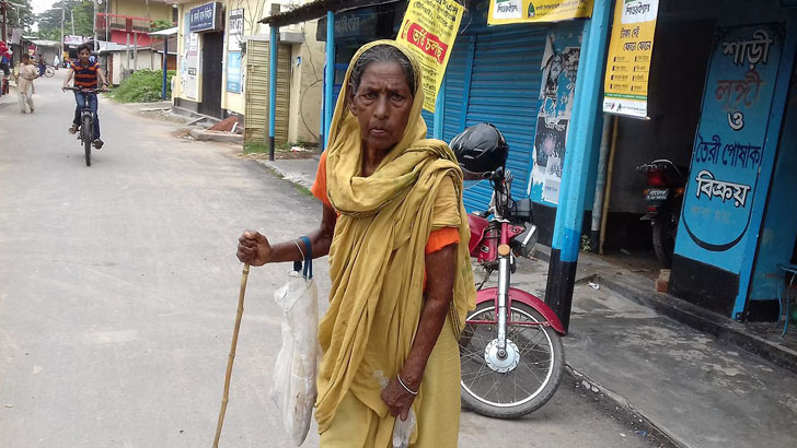 চাকরিজীবী ছেলের ভিখারিনী মা!