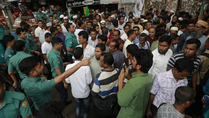 পুলিশি বাধায় পণ্ড শিক্ষকদের অবস্থান ধর্মঘট কর্মসূচি