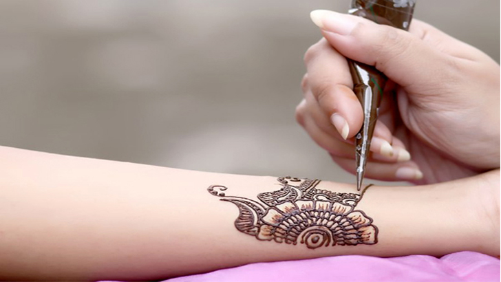 ঈদে যেভাবে লাগাবেন  টিউব  মেহেদী (ভিডিও)
