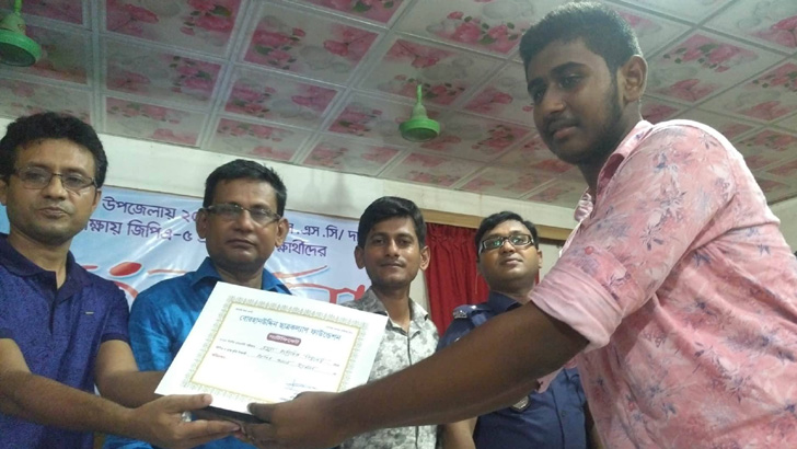 কৃতি শিক্ষার্থীদের সংবর্ধনা দিয়েছে ছাত্রকল্যাণ ফাউন্ডেশন