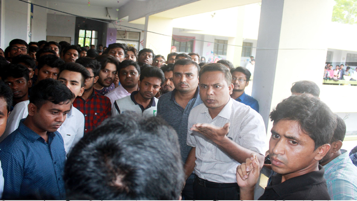 বিচার চাওয়ায় শিক্ষার্থীদের দেখে নেয়ার হুমকি দিলেন প্রক্টর