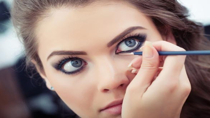 কাজল লেপটে গেলে কি করবেন?