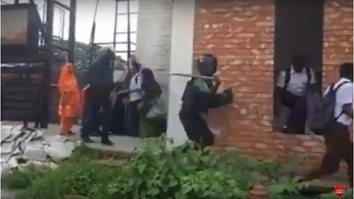 এক ছাত্রের মা এগিয়ে এসে বাঁচায় ছেলেকে (ভিডিও)