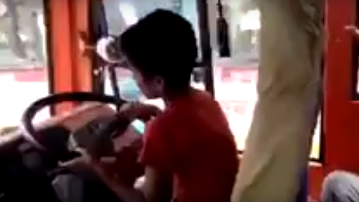 রাজধানীতে শিশু বাসচালকের ভিডিও ভাইরাল
