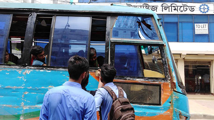 ড্রাইভিং লাইসেন্স চেক করছে শিশু শিক্ষার্থীরা!