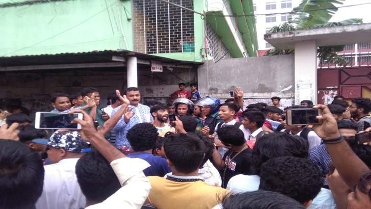 লাইসেন্স দেখাতে না পারায় সাংসদ পঙ্কজ দেবনাথ অবরুদ্ধ