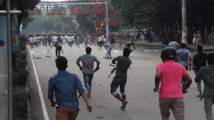 মিরপুরে আন্দোলনকারী শিক্ষার্থীদের ওপর যুবলীগ-ছাত্রলীগের হামলা