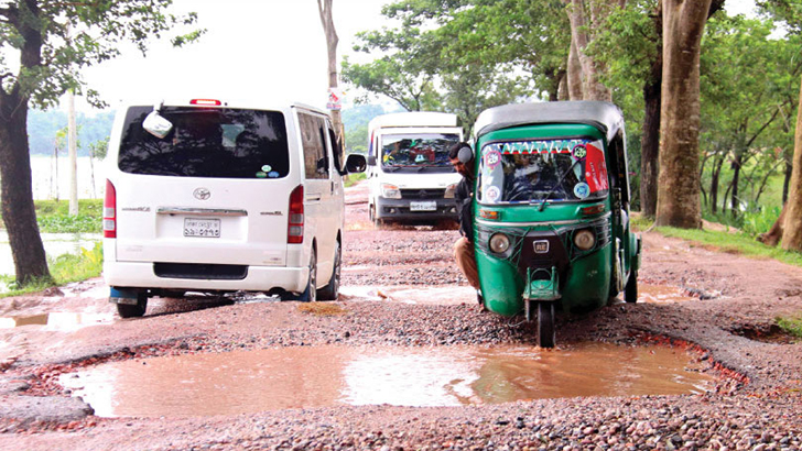 পর্যটনে বাধা দুর্বিষহ যোগাযোগ ব্যবস্থা
