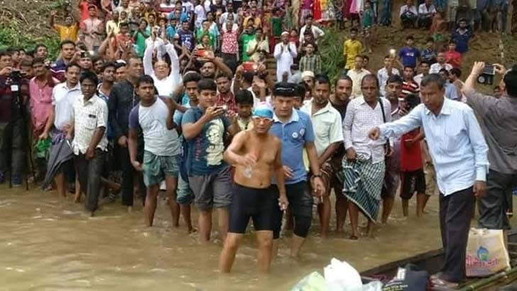 গিনেস বুকের রেকর্ডে বাংলাদেশি সাঁতারু! [ভিডিও]