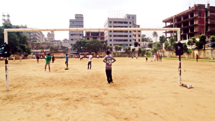 আরমানিটোলা মাঠ ঐতিহ্য হারাচ্ছে