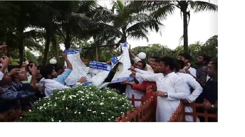 সাকা চৌধুরীর কবরের ‘শহীদ’ লেখা নামফলক ভাঙল ছাত্রলীগ