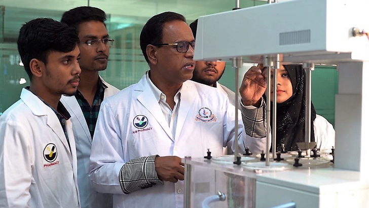 আইইউবিতে ফার্মেসি বিষয়ে লেখাপড়া