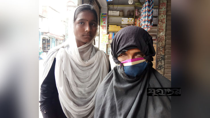 অন্ধ মায়ের সঙ্গে ভিক্ষা করছে জেডিসি পরীক্ষার্থী তানিয়া