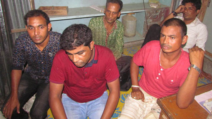 জনতার হাতে আটক ৬ ভুয়া ডিবিকে ছেড়ে দিয়েছে পুলিশ