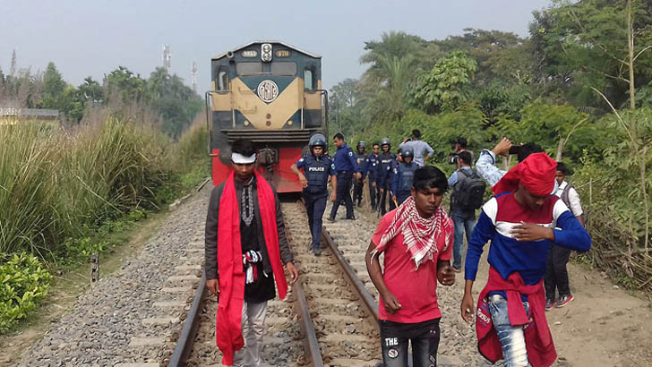 নাটোর-১: বকুল সমর্থকদের রেল অবরোধ