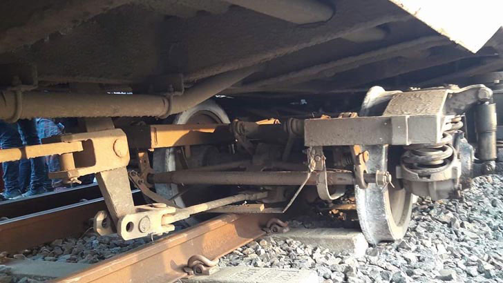 পাঁচবিবিতে ইঞ্জিনসহ বগি লাইনচ্যুত