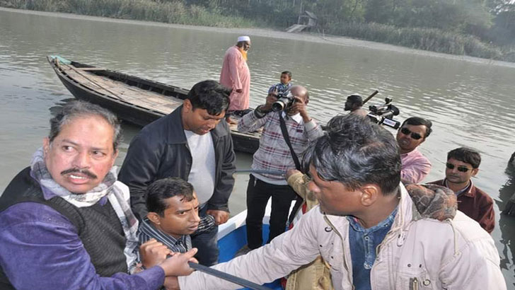 সরোয়ারের সামনেই ছাত্রদল নেতাকে তুলে নিয়ে গেল পুলিশ: ভিডিও ভাইরাল