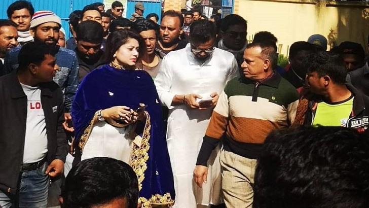 ভোট দিলেন মাশরাফি ও তার স্ত্রী