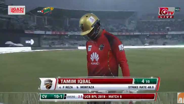 তামিমকে আউট করে কুমিল্লার উদ্বোধনী জুটি ভাঙলেন মাশরাফি