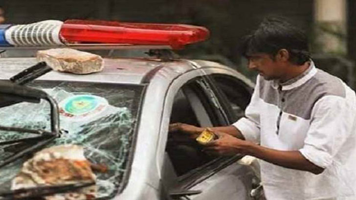 বিএনপি অফিসের সামনে গাড়িতে আগুন দেয়া সেই যুবক গ্রেফতার