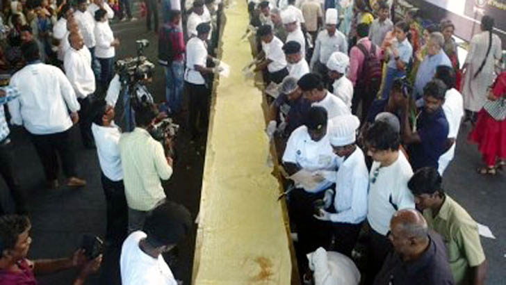 ১০০ ফুট দোসা বানিয়ে ভারতীয় রাঁধুনিদের রেকর্ড (ভিডিও)