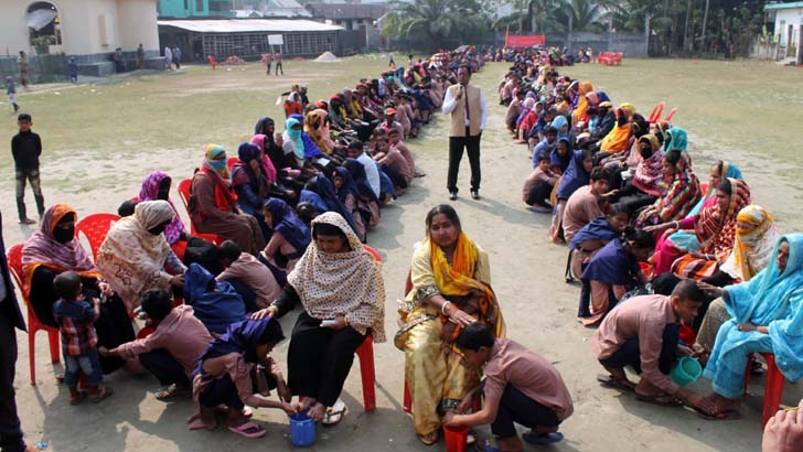 মঠবাড়িয়ায় ৮০০ মায়ের পা ধুয়ে দিল সন্তানরা
