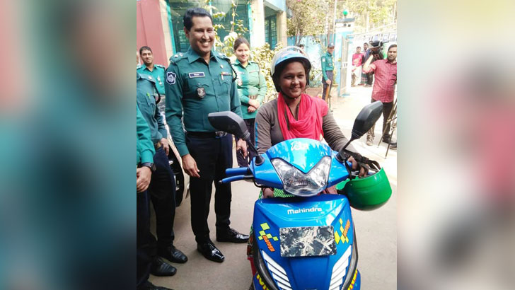 ‘পুলিশ আমার মুখে হাসি এনে দিল’