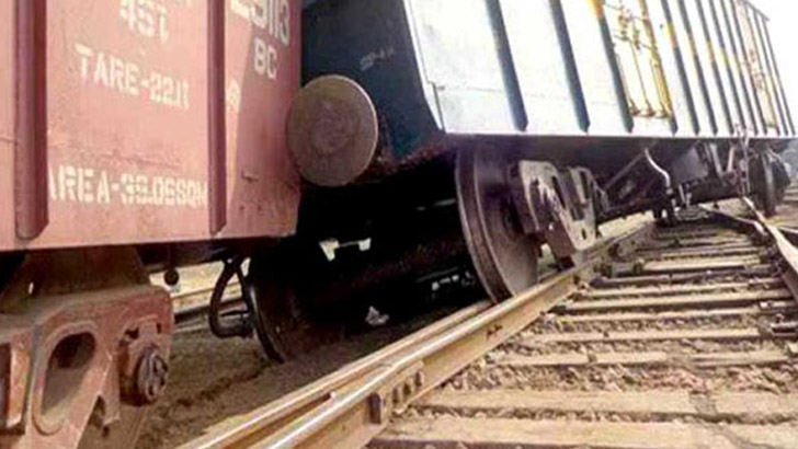 ঝিনাইদহে সুন্দরবন এক্সপ্রেসের ২ বগি লাইনচ্যুত