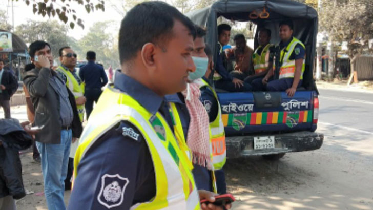 রায়পুরায় মহাসড়কে সিএনজি চলাচলে বাধা, হামলায় ৩ পুলিশ আহত