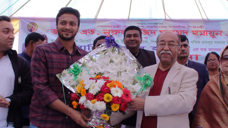 বিয়ের পর প্রথম শ্বশুরবাড়িতে সাকিব, শিল্পমন্ত্রীর বরণ