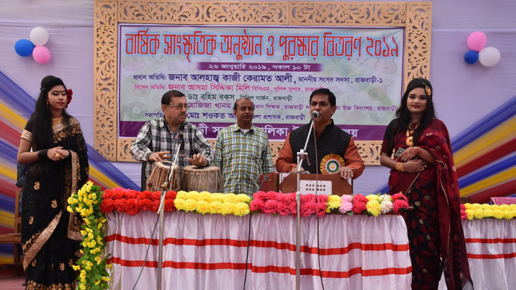 গান গেয়ে দর্শক মাতালেন এমপি!