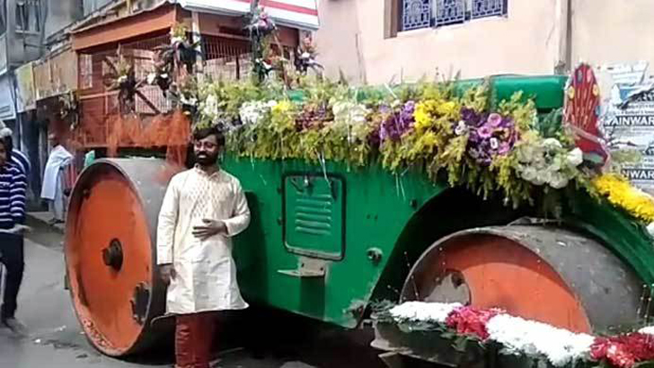 হাতি-ঘোড়া নয়, রোলারে চড়ে বিয়েবাড়িতে বর!