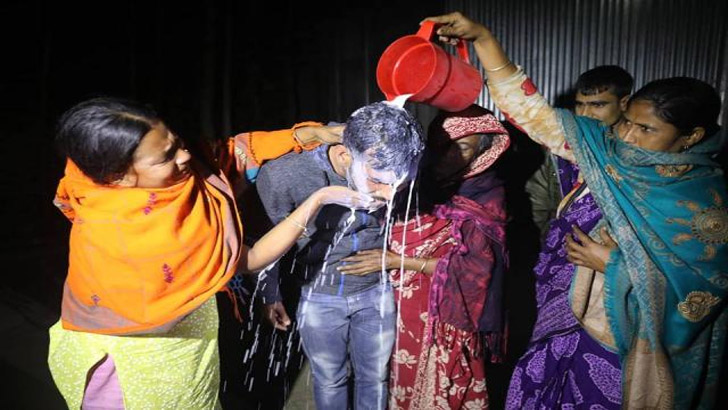 জাহালমকে দুধ দিয়ে গোসল করালেন মা