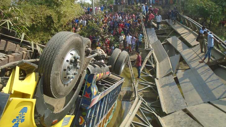 সুনামগঞ্জে ব্রিজ ভেঙে ট্রাক খাদে, নিহত ২