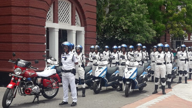 ইভটিজারকে ধরতে গিয়ে যে অবস্থা নারী পুলিশের